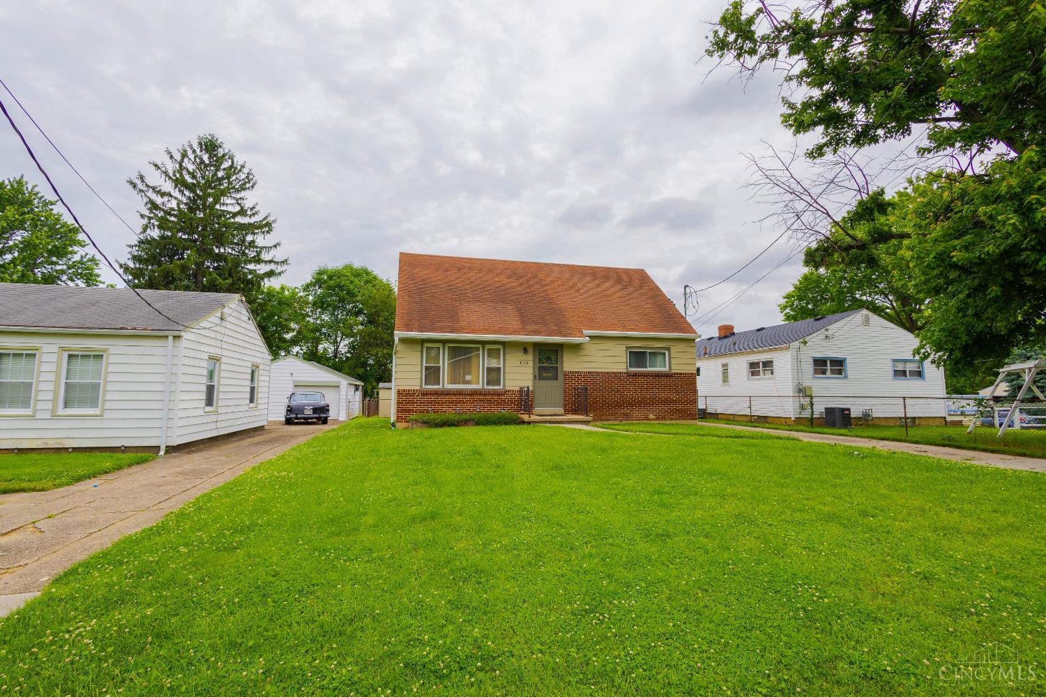 8341 Pippin Road Cincinnati, OH 45239 - Photo 3 of 26