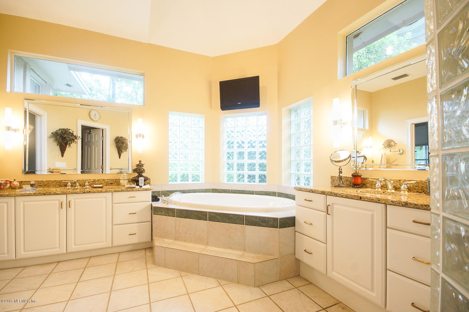 829 Queens Harbor Boulevard Jacksonville, FL 32225 - Photo 26 of 42 a large white kitchen with a large window