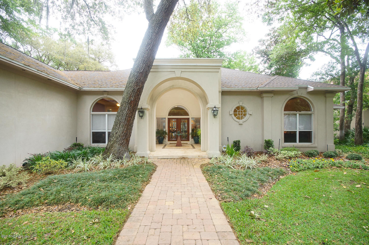 829 Queens Harbor Boulevard Jacksonville, FL 32225 - Photo 4 of 42 a front view of a house with garden