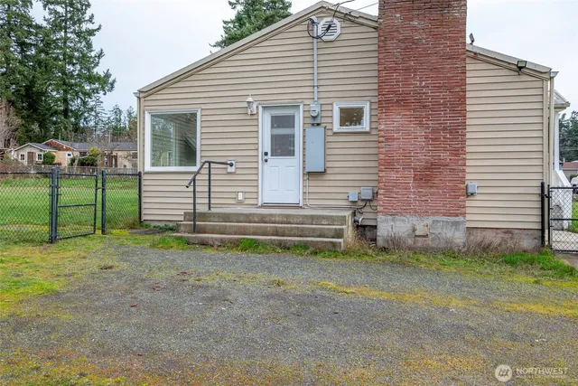 a view of a house with a backyard