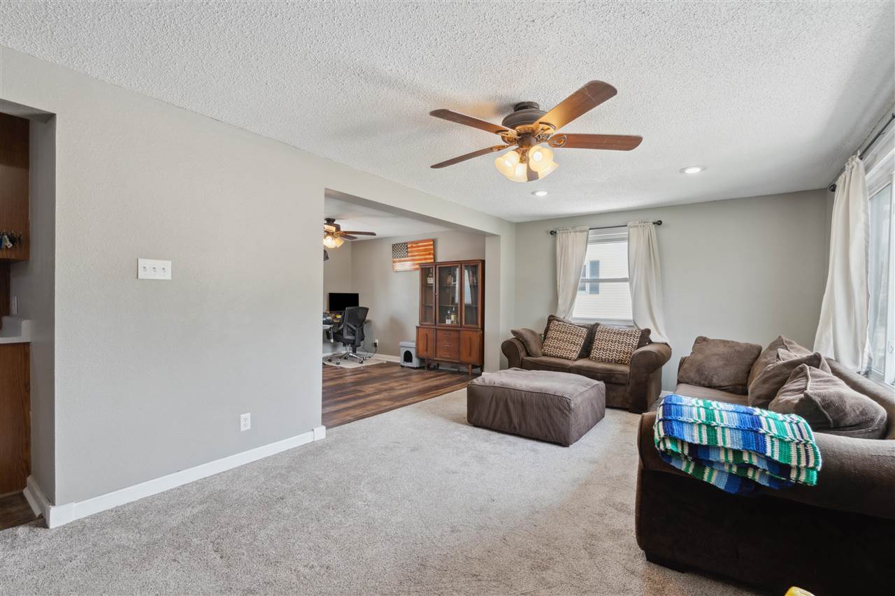 1026 Eisenhower Road Hiawatha, IA 52233 - Photo 3 of 29 Gallery Image 3