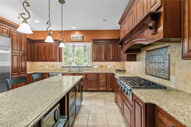 $1,050,000 | 266 Howard Avenue, Scituate, RI 02831