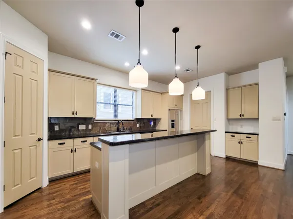 $3,275 | 1605 West 14th Street, Houston, TX 77008