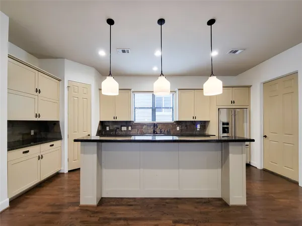 $3,275 | 1605 West 14th Street, Houston, TX 77008