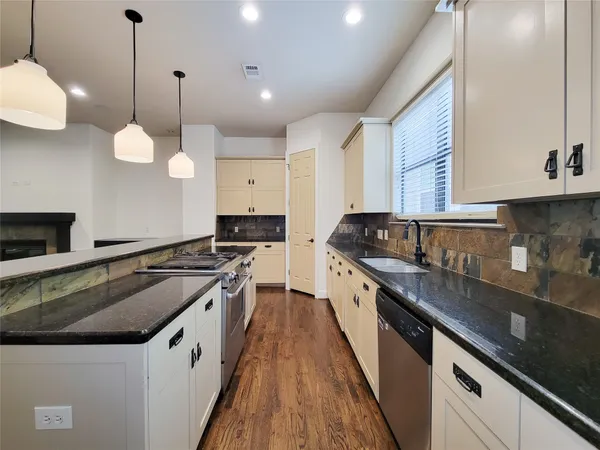 $3,275 | 1605 West 14th Street, Houston, TX 77008