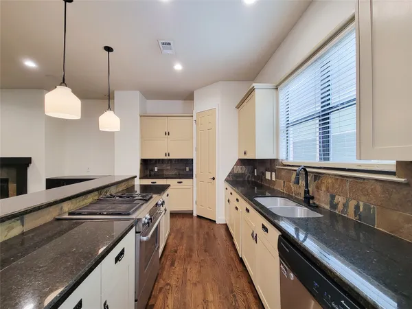 $3,275 | 1605 West 14th Street, Houston, TX 77008