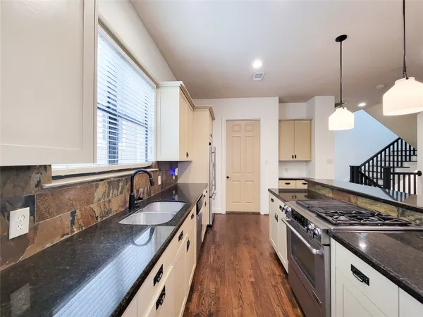 $3,275 | 1605 West 14th Street, Houston, TX 77008