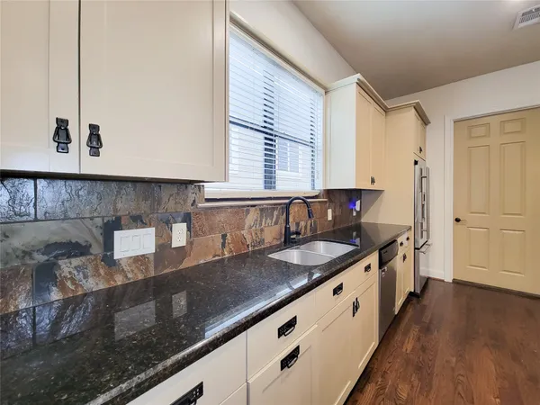 $3,275 | 1605 West 14th Street, Houston, TX 77008