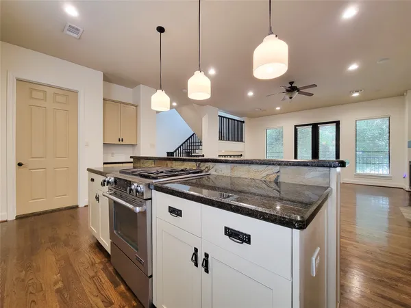 $3,275 | 1605 West 14th Street, Houston, TX 77008