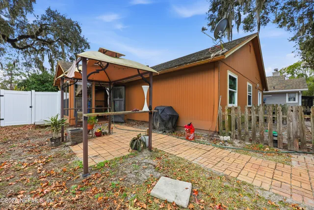 a view of a house with backyard