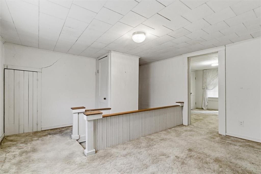 870 Marietta Road Canton, GA 30114 - Photo 23 of 43 an empty room with a bench