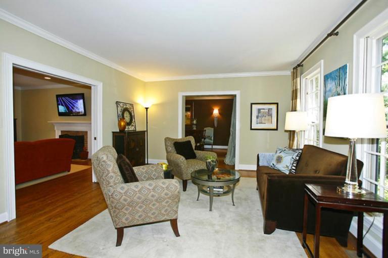 7502 Brickyard Road Potomac, MD 20854 - Photo 3 of 24 Living Room