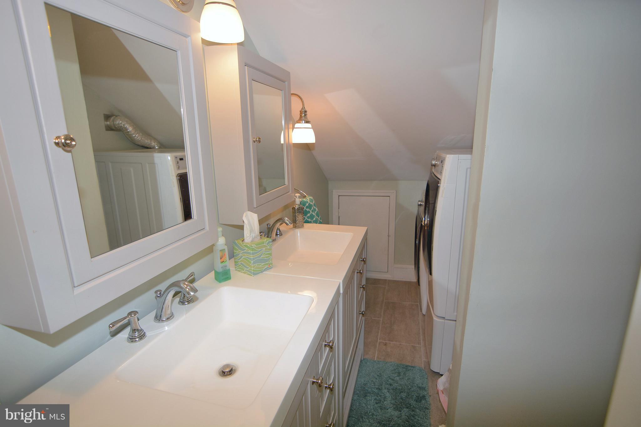 1308 N Road Pasadena, MD 21122 - Photo 22 of 30 Dual sinks in Master bath area