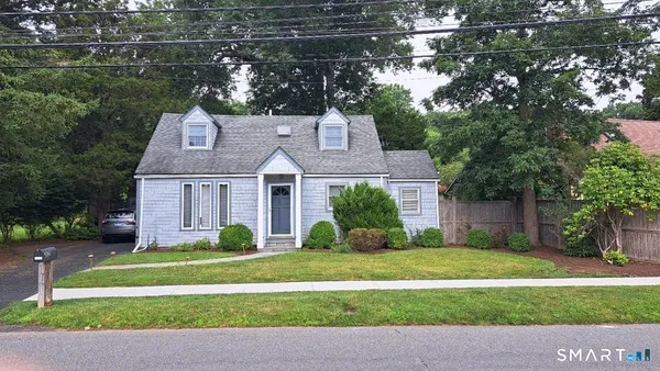 $985,000 | 914 South Pine Creek Road, Fairfield, CT 06824