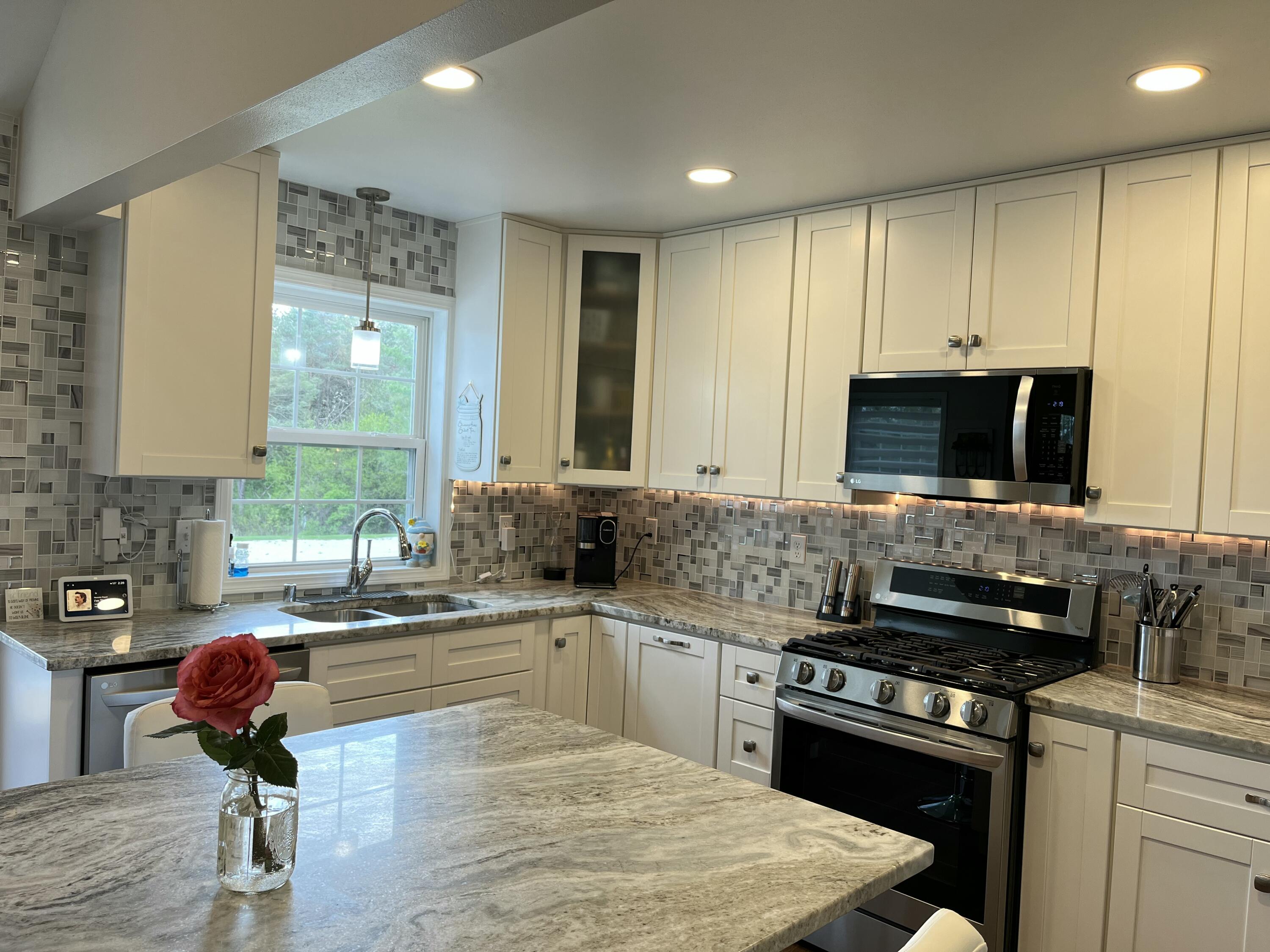 10155 West Oakwood Road Franklin, WI 53132 - Photo 5 of 40 Updated Kitchen