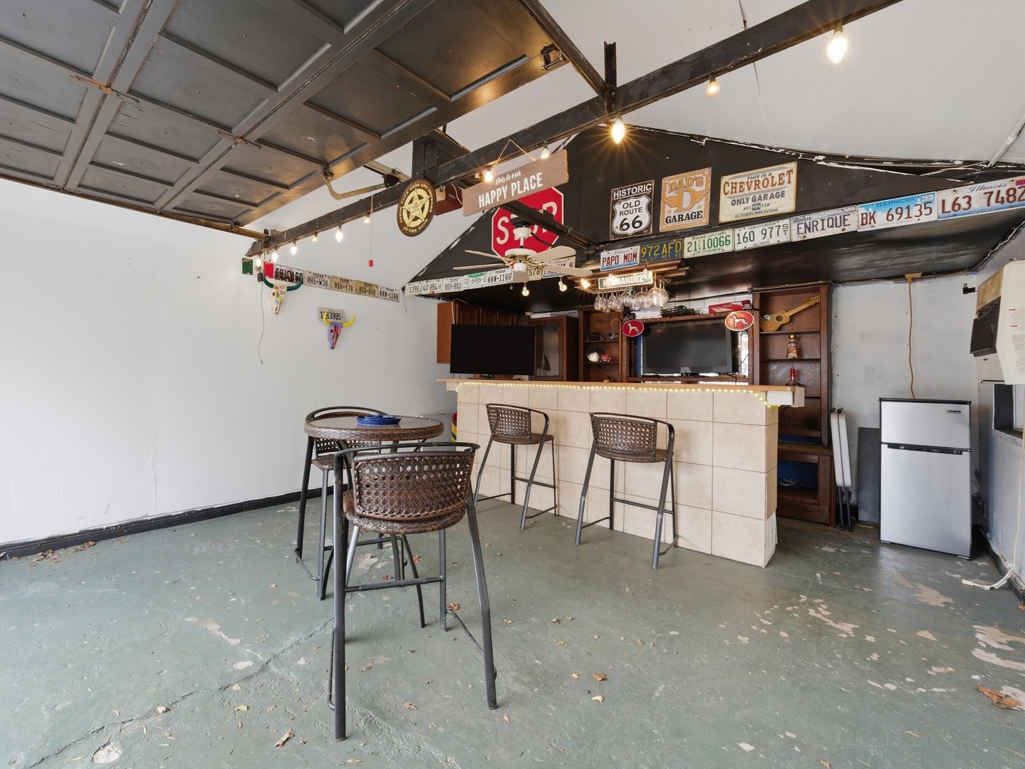 2352 2nd Avenue North Riverside, IL 60546 - Photo 25 of 37 a area with table and chairs
