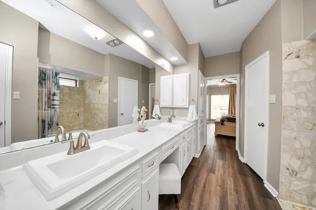 a en suite bathroom with a double vanity sink and a mirror