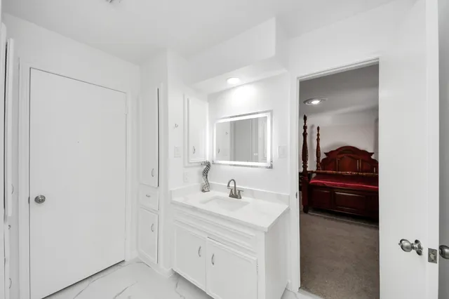 a en suite bathroom with a sink and a mirror