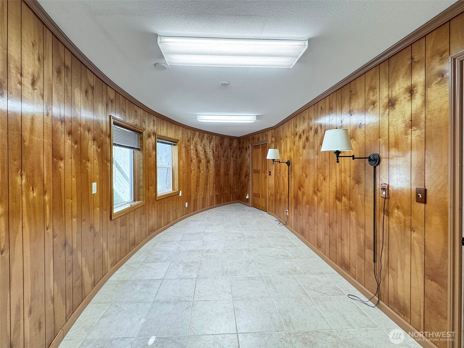 63 Hummingbird Lane Sequim, WA 98382 - Photo 32 of 40 a view of a hallway with windows