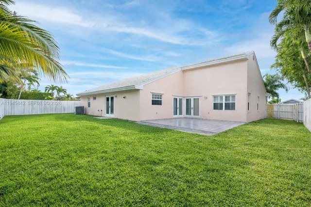 a view of a yard with a house