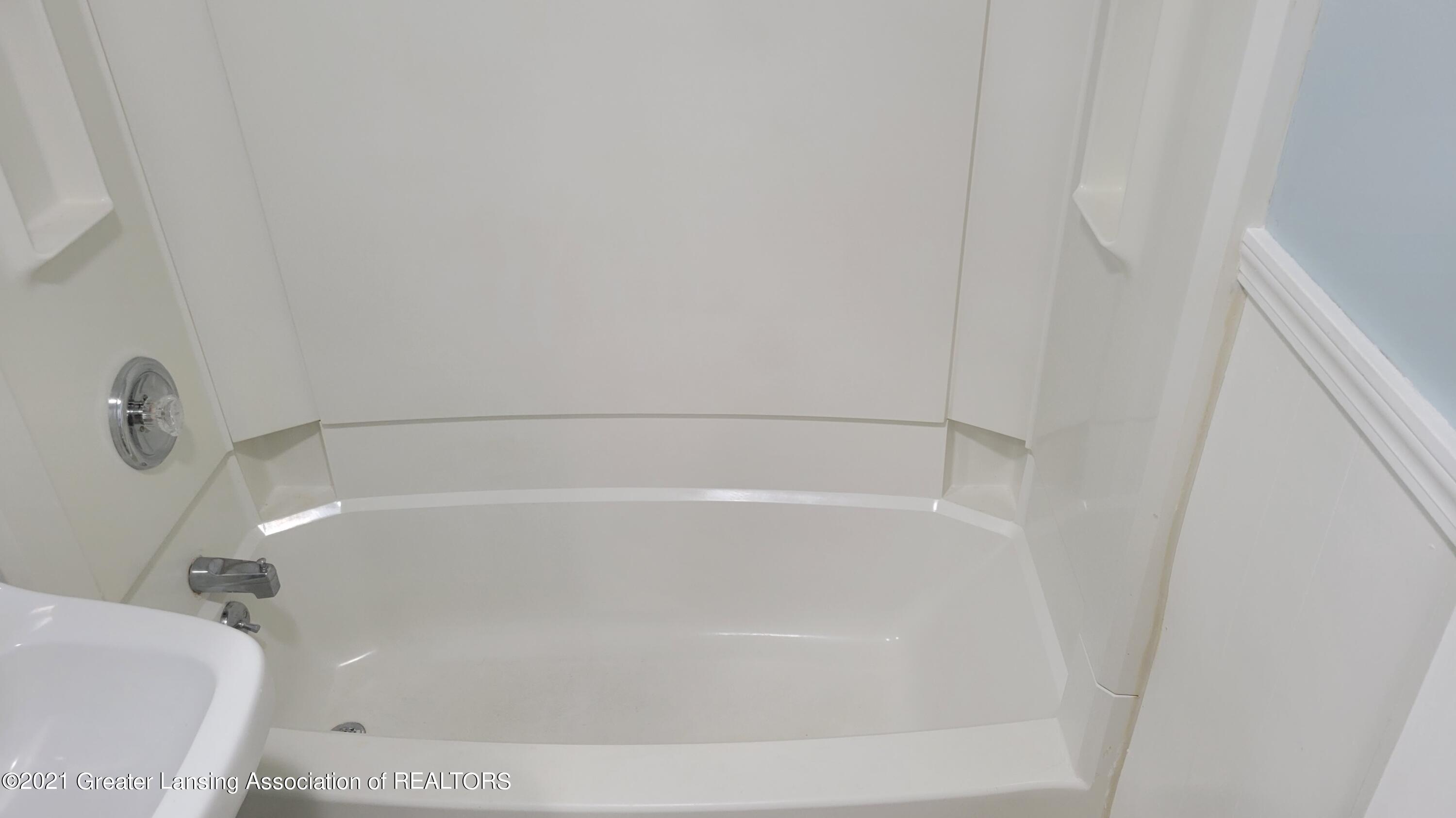 4908 Christiansen Road Lansing, MI 48910 - Photo 20 of 31 Tub