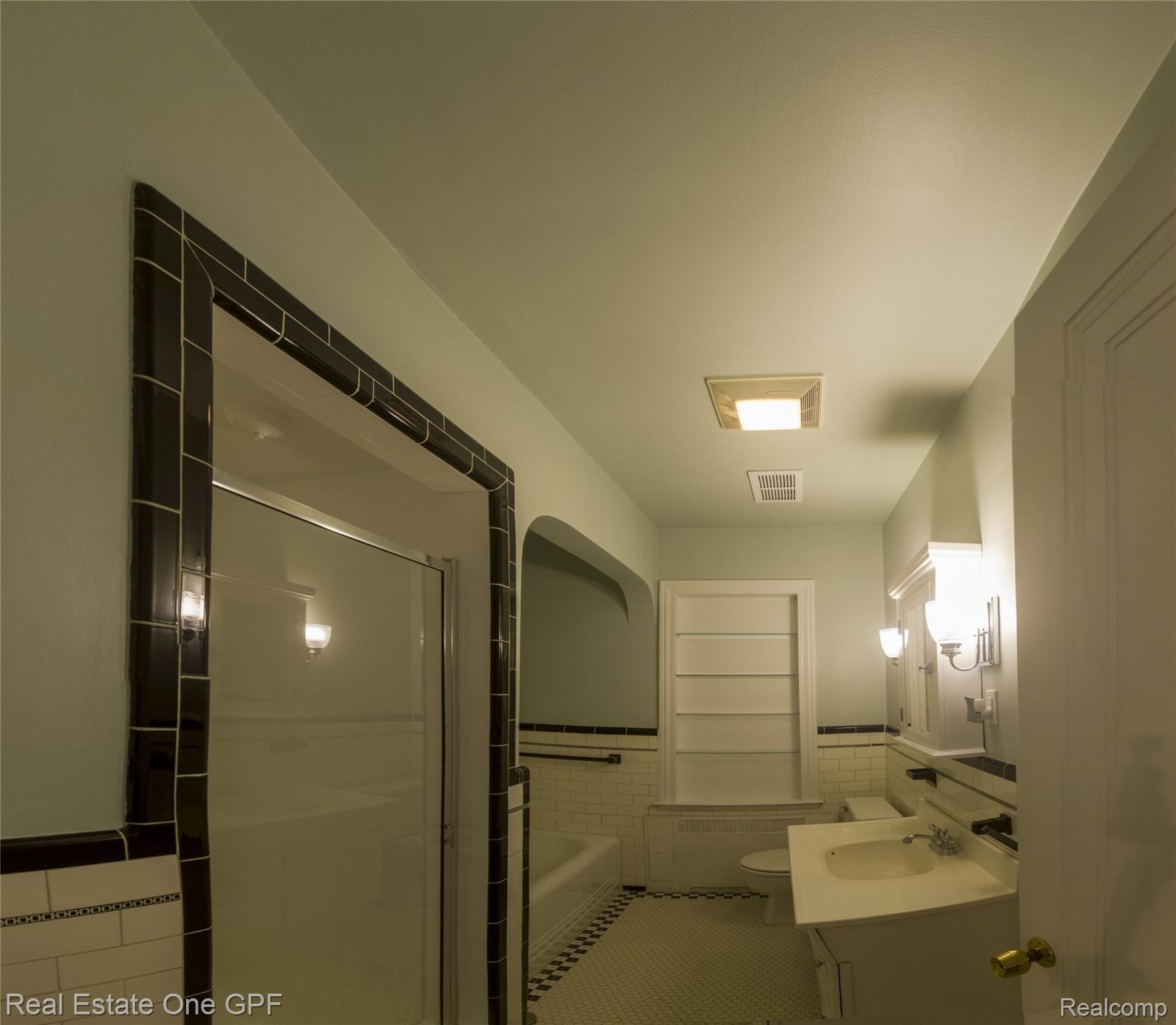 1210 Yorkshire Road Grosse Pointe, MI 48230 - Photo 21 of 37 Second floor hall bath w shower stall and tub.