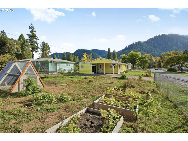 a view of a house with a yard