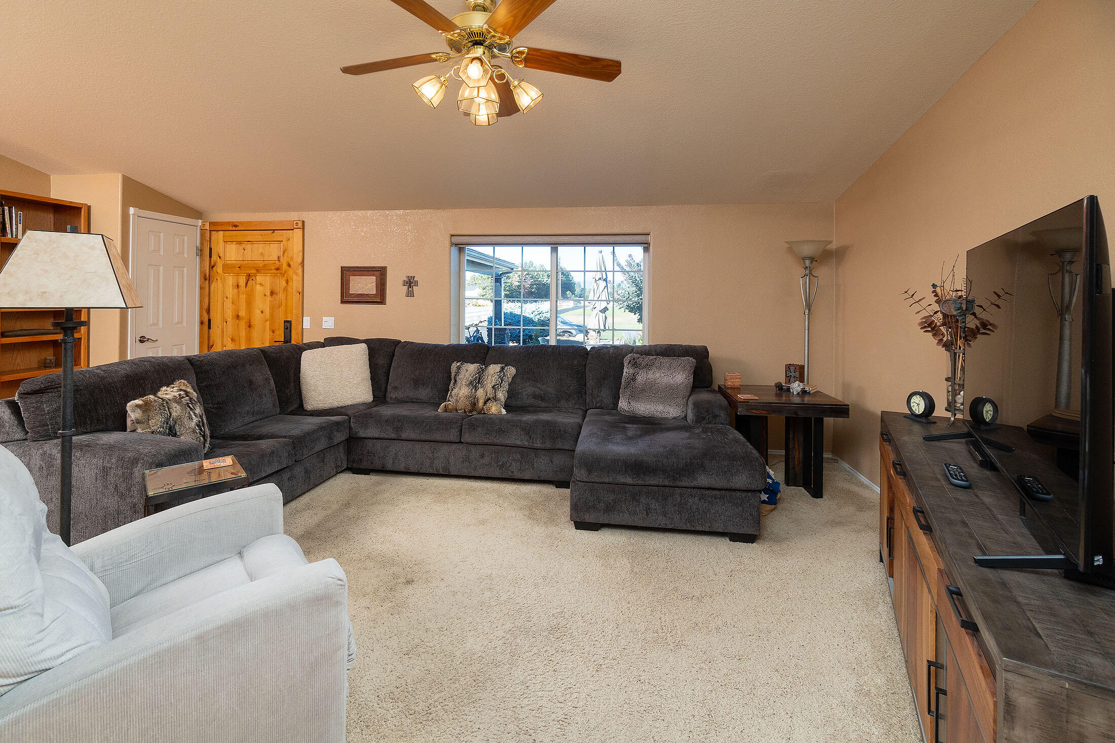 63350 Deschutes Market Road Bend, OR 97701 - Photo 3 of 27 Living Room
