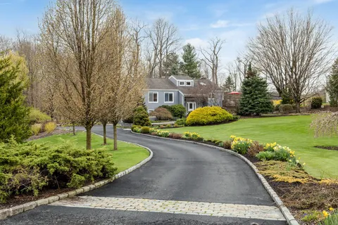 $999,999 | 133 Bonnie Brae Court, Granite Springs, NY 10527