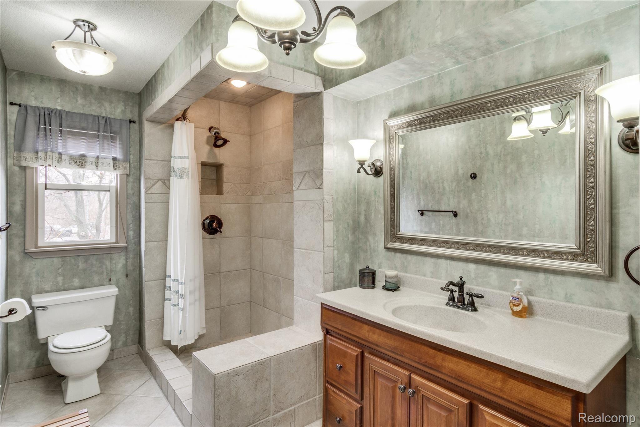 1438 Flushing Road Flushing, MI 48433 - Photo 13 of 32 Interiors (25 of 58).jpg