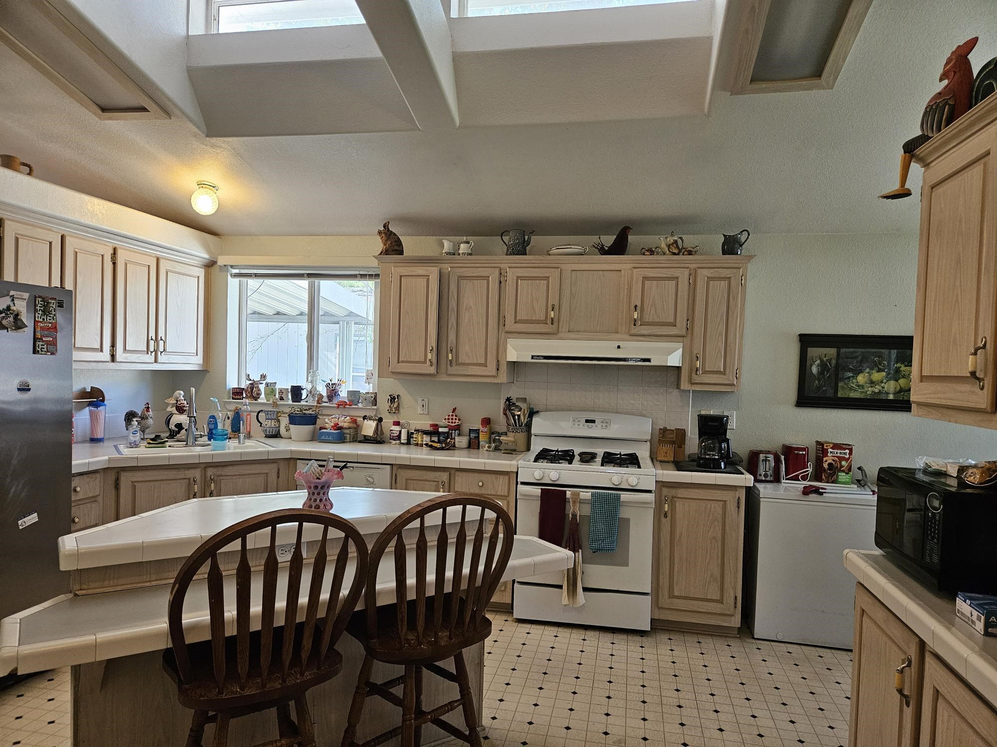435 32 Road, Unit 424 Clifton, CO 81520 - Photo 10 of 21 a kitchen with a table chairs stove and cabinets