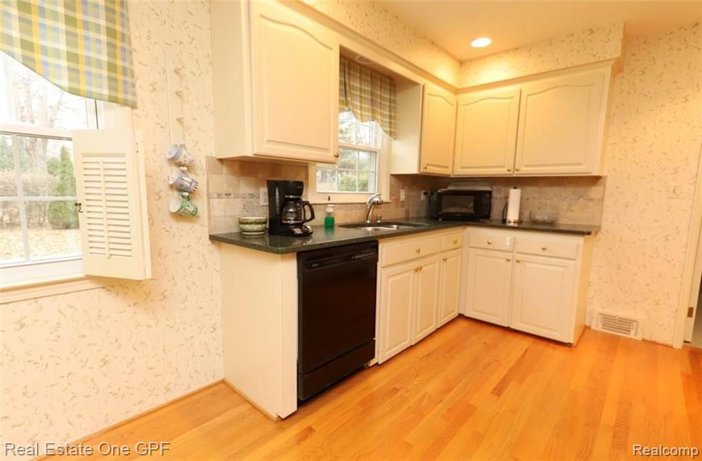 416 Lexington Road Grosse Pointe Farms, MI 48236 - Photo 14 of 19