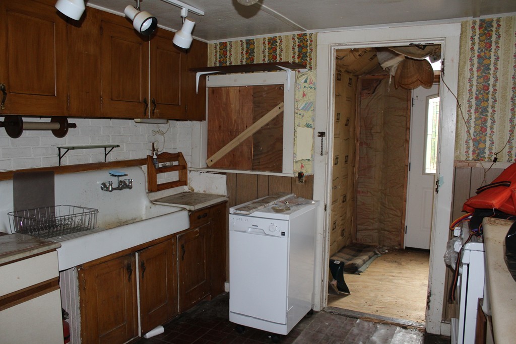 43 Roy Road Charlton, MA 01507 - Photo 6 of 29 Gallery Image 6