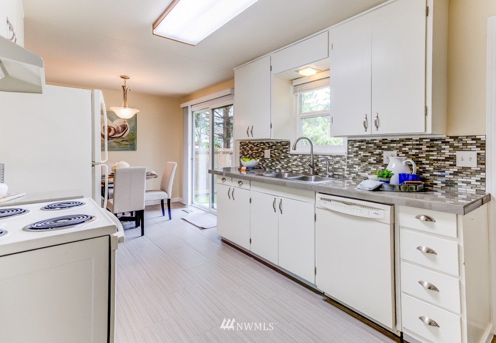 4218 Northeast 25th Place Renton, WA 98059 - Photo 4 of 22