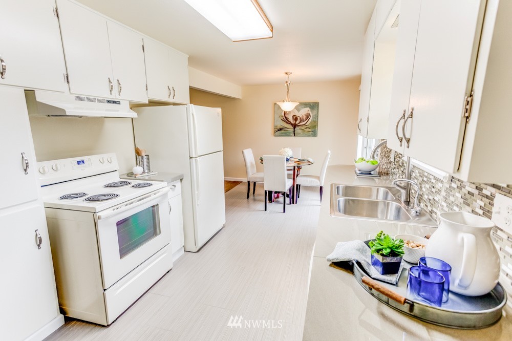 4218 Northeast 25th Place Renton, WA 98059 - Photo 5 of 22