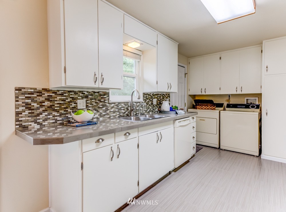 4218 Northeast 25th Place Renton, WA 98059 - Photo 6 of 22