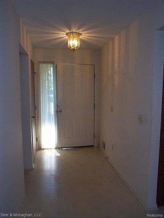 1715 River Road, Unit 82 St. Clair, MI 48079 - Photo 20 of 24 20 Foyer 1715 N River #82.jpg