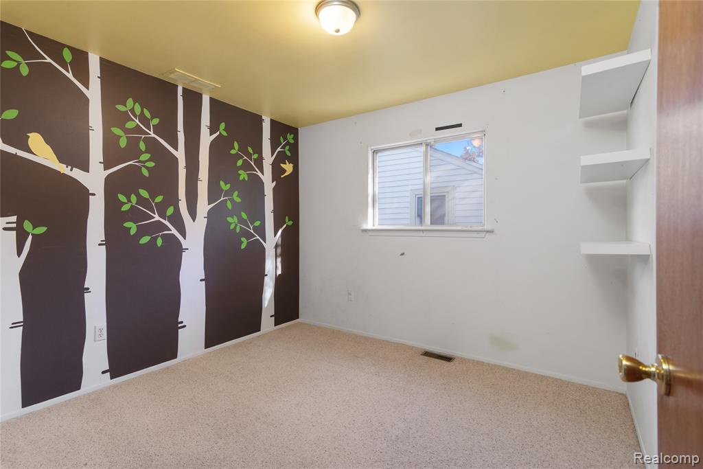 20842 Ridgemont Road Harper Woods, MI 48225 - Photo 15 of 25 Gallery Image 15