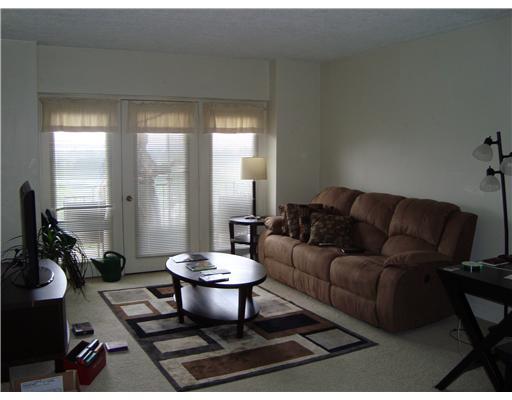 520 Washington Road, Unit 606 Mt. Lebanon, PA 15228 - Photo 3 of 7 Living Room. Lots of space to relax!
