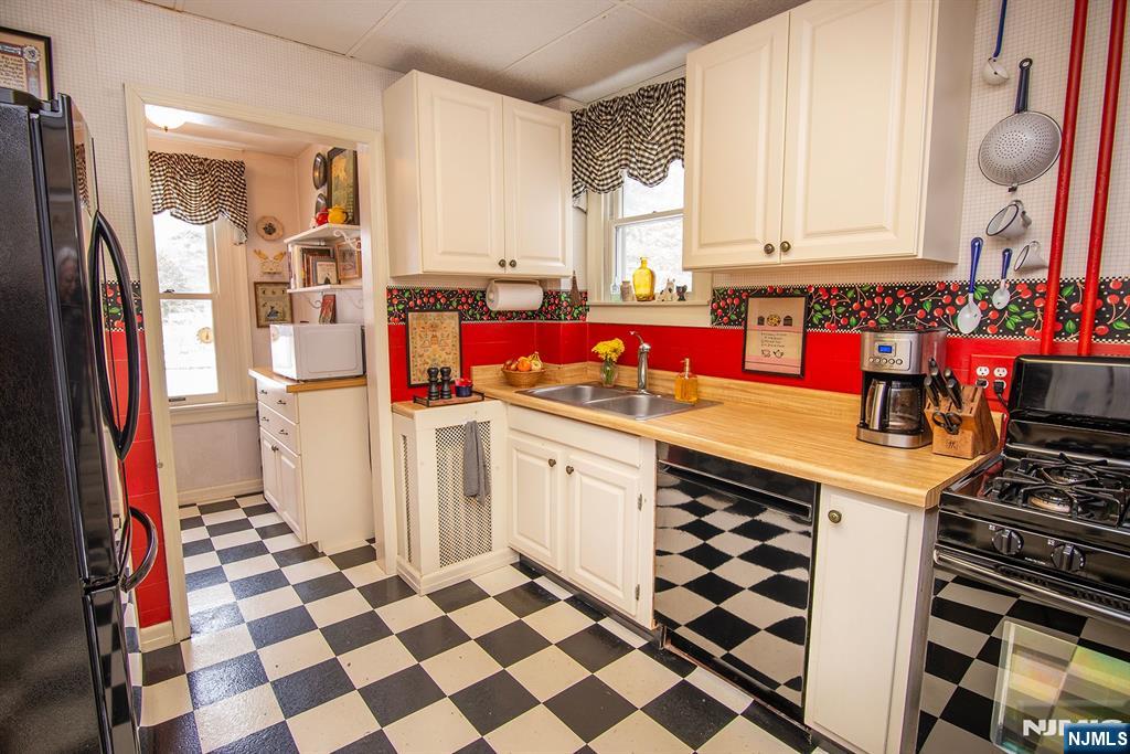 25 Maple Avenue Demarest, NJ 07627 - Photo 13 of 29 a kitchen with a sink stove and cabinets