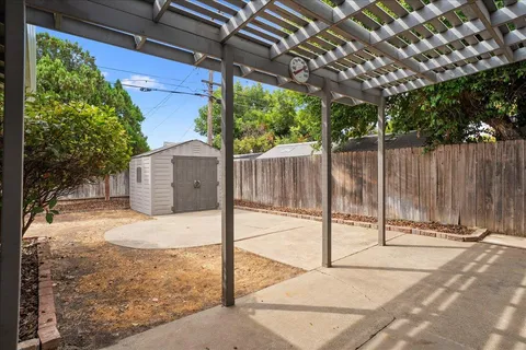 a view of a backyard