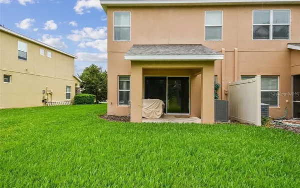 a view of a house with backyard