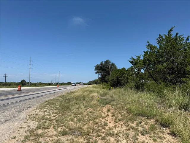 a view of a yard with an tree