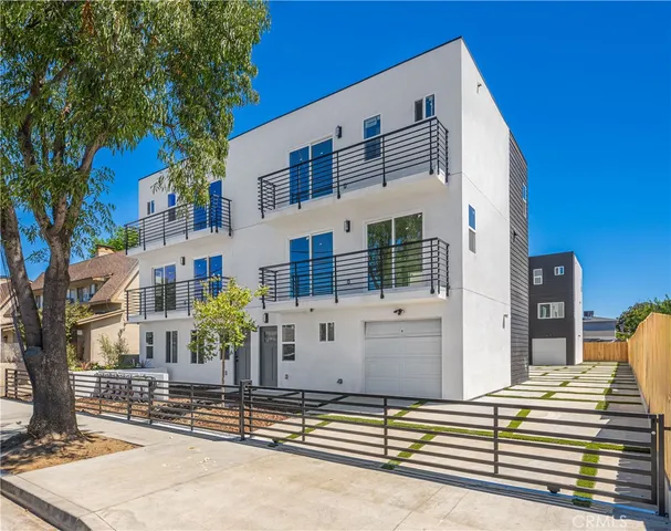 $3,895 | 6830 Hazeltine Avenue, Unit 2, Van Nuys, CA 91405