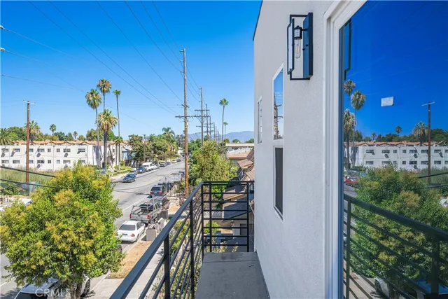$3,895 | 6830 Hazeltine Avenue, Unit 2, Van Nuys, CA 91405
