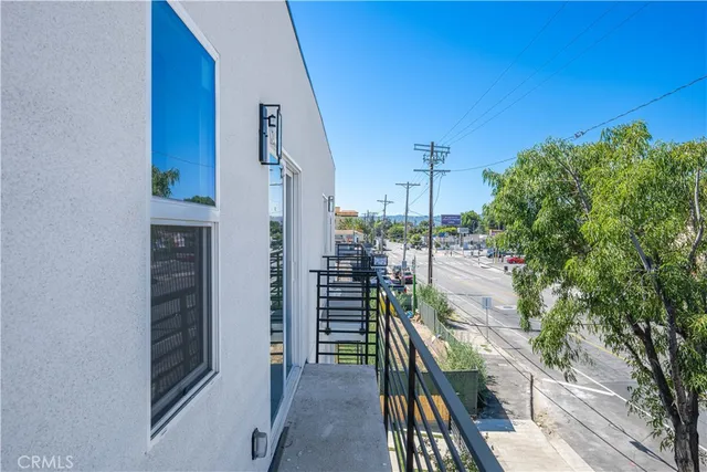 $3,895 | 6830 Hazeltine Avenue, Unit 2, Van Nuys, CA 91405