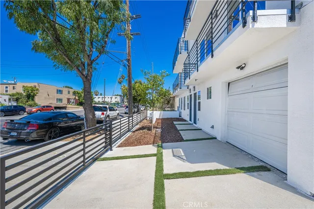 $3,895 | 6830 Hazeltine Avenue, Unit 2, Van Nuys, CA 91405