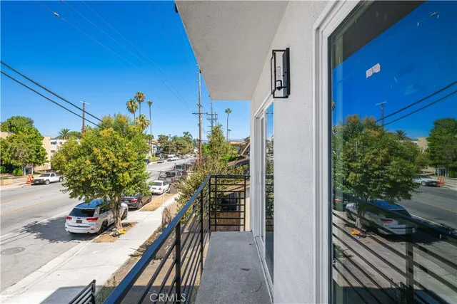 $3,895 | 6830 Hazeltine Avenue, Unit 2, Van Nuys, CA 91405