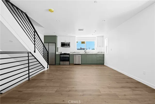 $3,895 | 6830 Hazeltine Avenue, Unit 2, Van Nuys, CA 91405