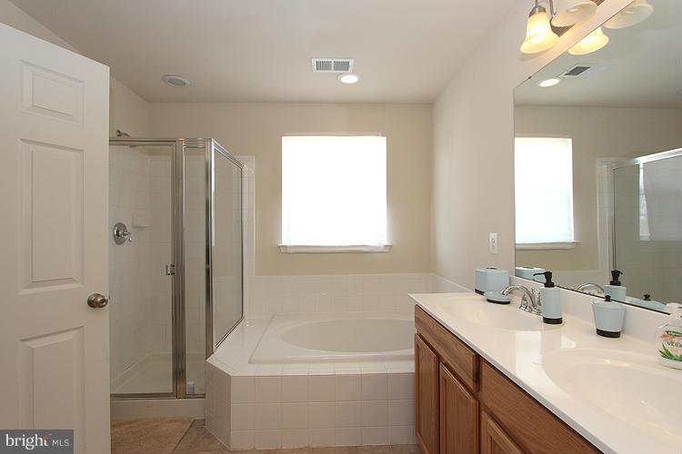 2040 Spring Run Circle Frederick, MD 21702 - Photo 23 of 30 Bath (Master)